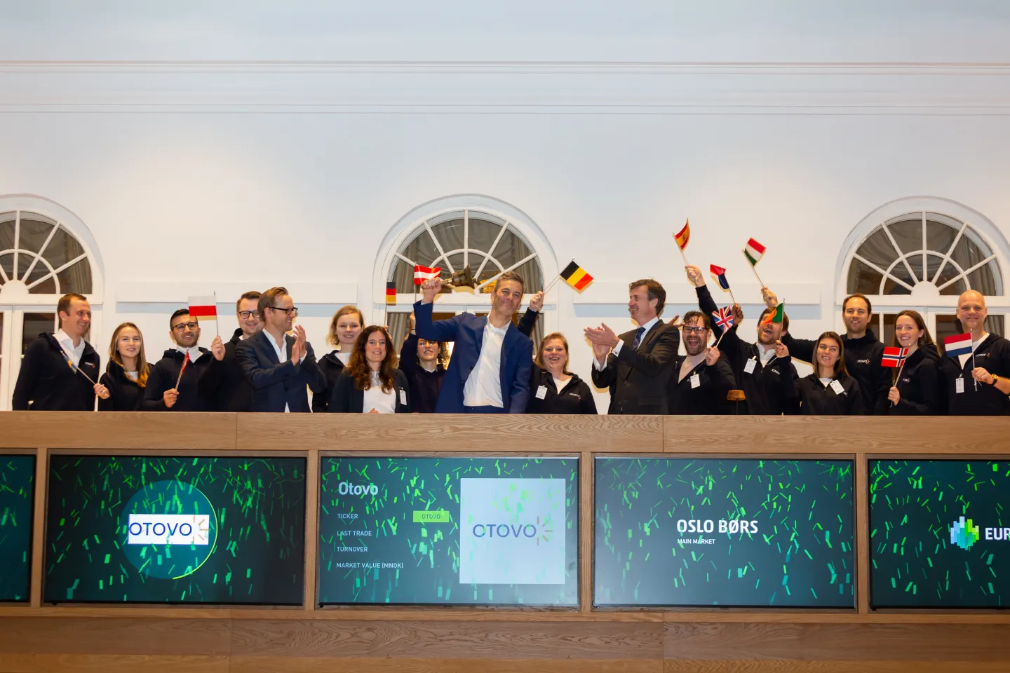 Andreas Torsheim, founder and CEO of Otovo, rang the bell this morning to celebrate the company’s transfer to the Oslo Børs main market. They were welcomed by Øivind Amundsen, CEO and President of Oslo Børs (Photo: Chris Fey/ NTB).