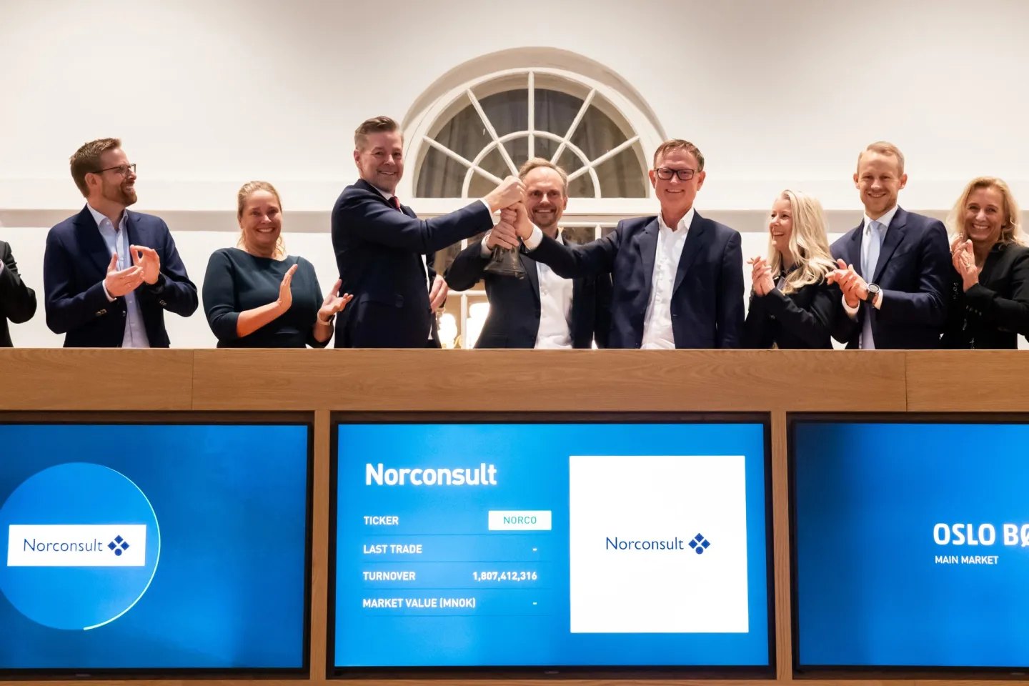  Egil Hogna, CEO of Norconsult, rang the bell this morning to celebrate the company’s listing on the Oslo Børs main market together with more than 100 of his colleagues from Norconsult who attended a breakfast at Oslo Børs. He was welcomed by Eirik Høiby Ausland, Head of Listing (Photo: Petter Berntsen/ NTB).