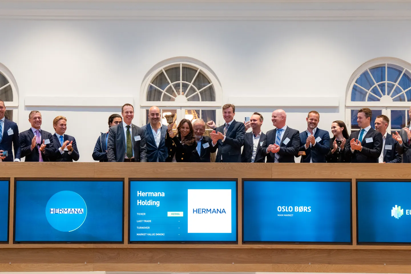 Ginny Pettersen, investor, rang the bell this morning to celebrate the listing of Hermana Holding and the first day of trading on Euronext Oslo Børs. To her left you see Erik Sneve, Chairman, and Stein Bjørnstad, CEO. The company was welcomed by Øivind Amundsen, CEO, and Eirik Høiby Ausland, Head of Listing, at Euronext Oslo Børs. (Photo: Thomas Brun | NTB)