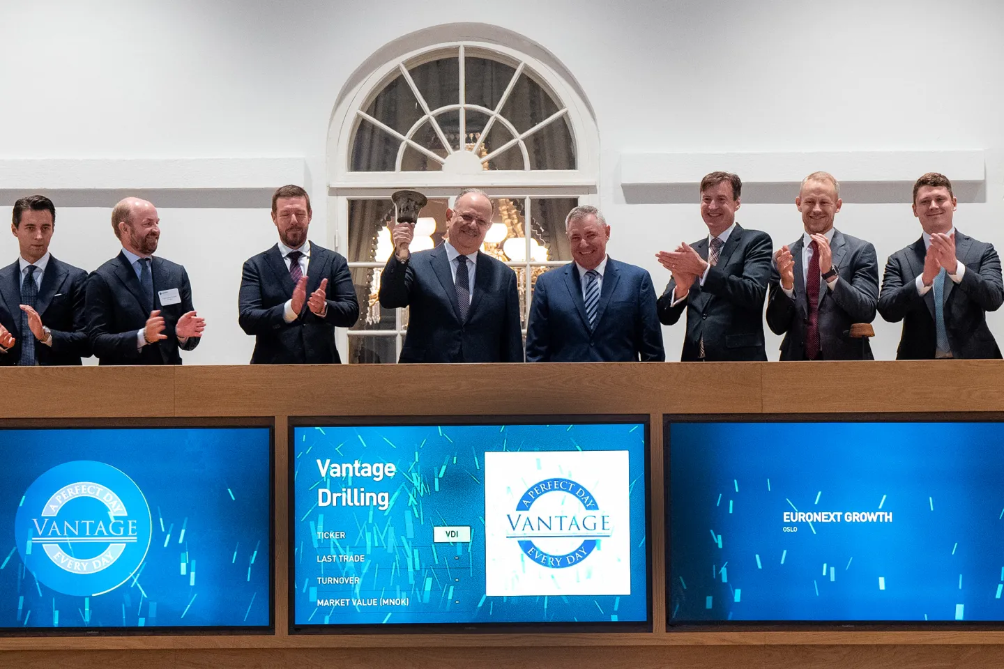 Ihab Toma, CEO of Vantage Drilling, rang the bell when visiting Euronext Oslo Børs last week. The company was welcomed by Øivind Amundsen, CEO of Euronext Oslo Børs, and Eirik Høiby Ausland, Head of Listing at Euronext Oslo Børs. (Photo: Thomas Brun | NTB)