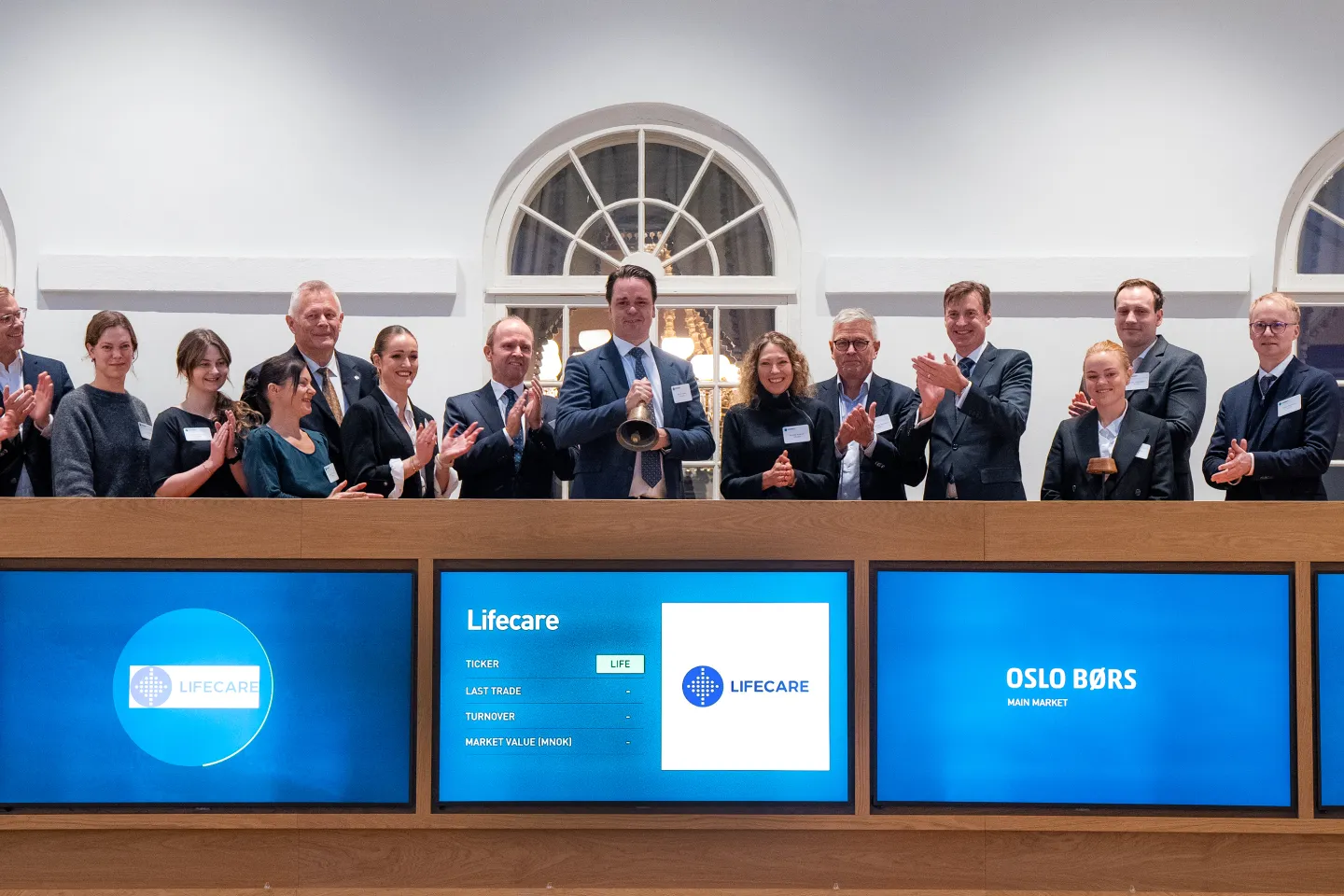  Joacim Holter, CEO of Lifecare, rang the bell this morning to celebrate the transfer to Euronext Oslo Børs. The company was welcomed by Øivind Amundsen, CEO of Euronext Oslo Børs, and Eirik Høiby Ausland, Head of Listing at Euronext Oslo Børs. (Photo: Thomas Brun | NTB)